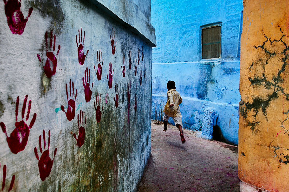 Steve McCurry, Boy in Mid Flight, Jodhpur, India, 2007, pigment print, 40 x 60 inches. © Steve McCurry